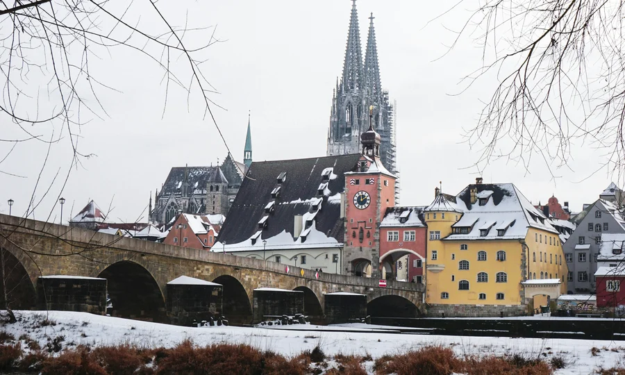 Cubea | Chalet-Apartments in Bodenmais für hohe Ansprüche Verschneite Altstadt mit Brücke und Dom im Hintergrund im Winter