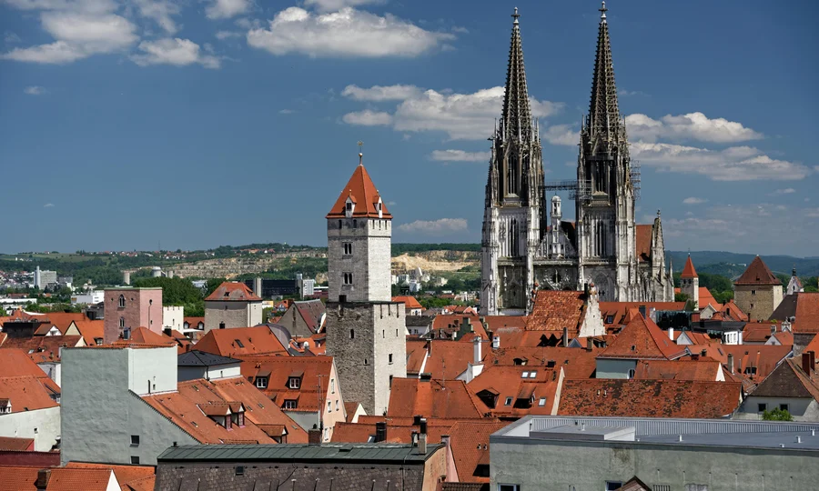 Cubea | Chalet-Apartments in Bodenmais für hohe Ansprüche Blick auf Regensburg mit Dom St. Peter und roten Dächern bei blauem Himmel