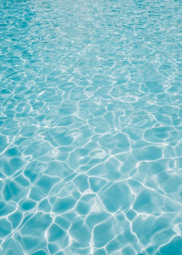 Cubea | Chalet-Apartments in Bodenmais für hohe Ansprüche Klares, blaues Wasser mit Sonnenreflexionen auf der Oberfläche